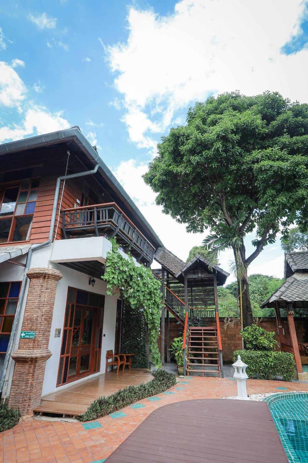 Clinical staff at Jintara reviewing medication protocols for benzodiazepine and alcohol dependence