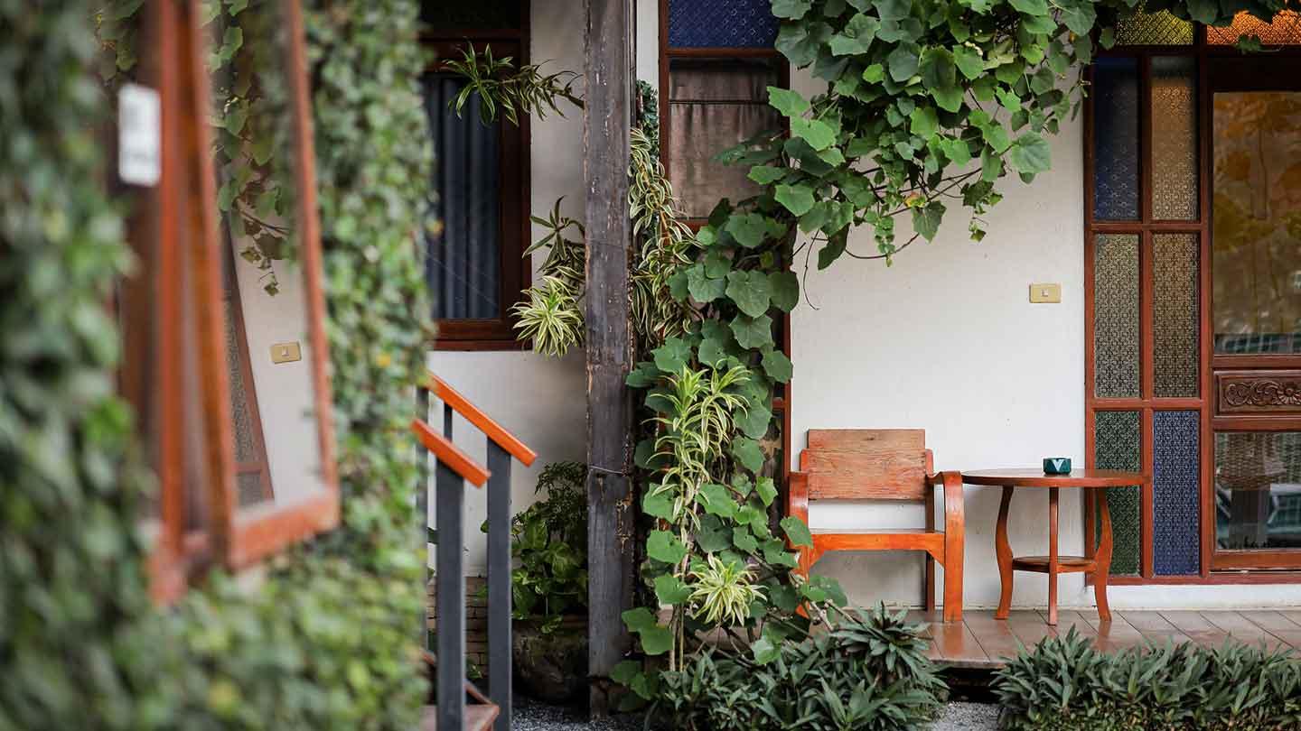 Garden courtyard at Jintara Rehab in Chiang Mai